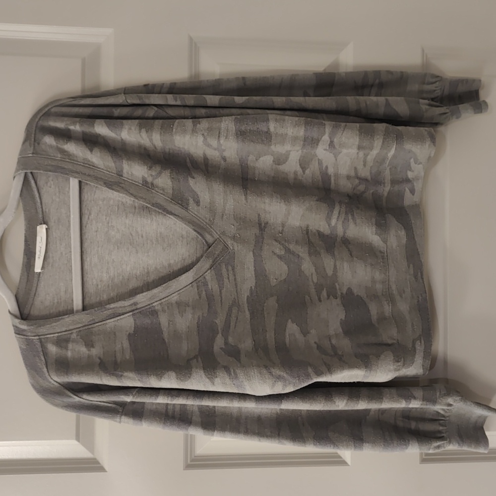 Women's grey camo pullover top v neck long sleeve size small by Mustard Seed